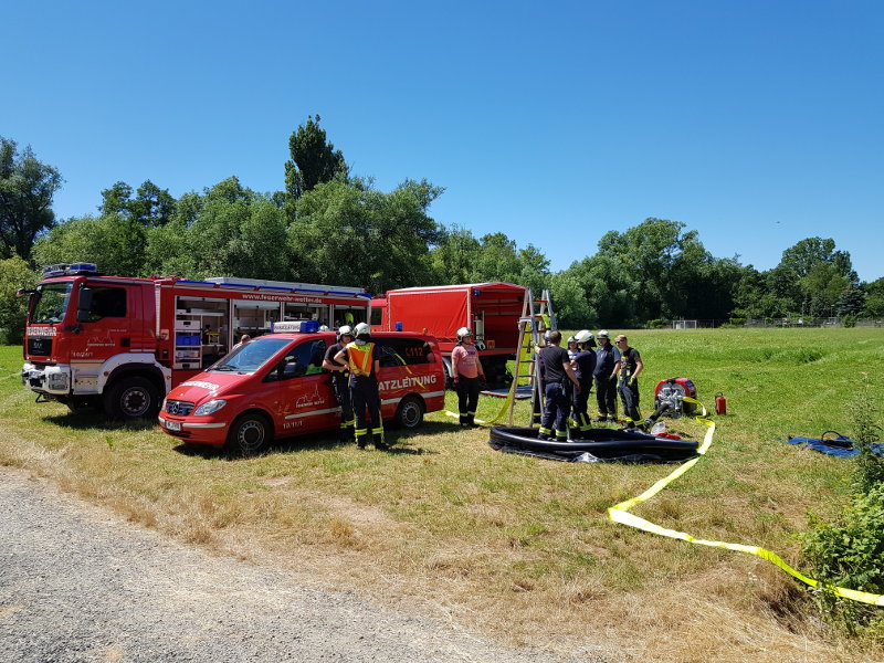 Flächenbrandübung der Feuerwehr Wetter-Mitte in der Aue in Wetter Hessen