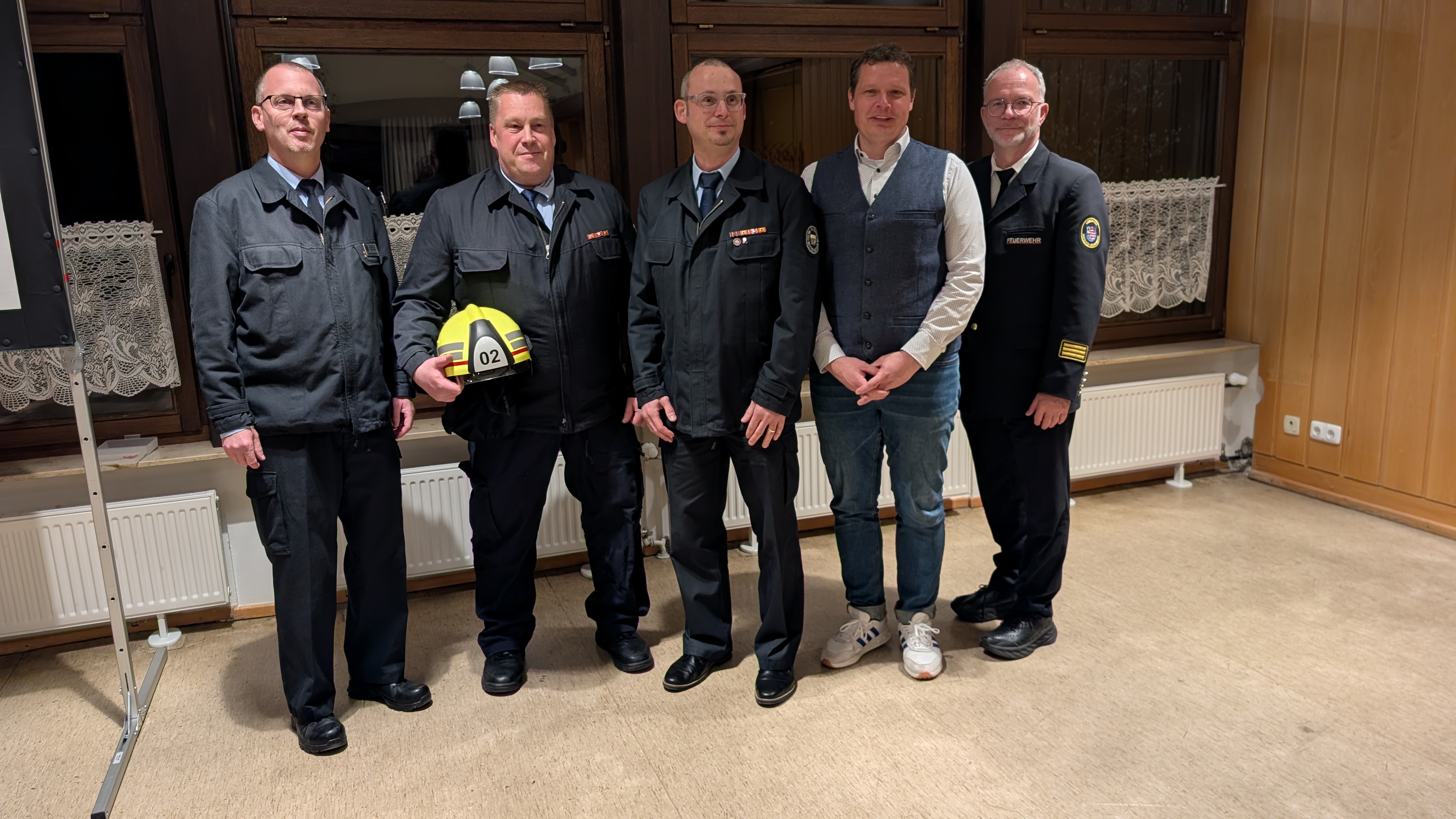 vlnr: Stefan Ronzheimer (Stadtbrandinspektor), Karsten Schneider (stellv. Stadtbrandinspektor), Carsten Immel, Sven Schmidt (Bürgermeister) und Lars Schäfer (Kreisbrandinspektor)