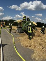 Einsatzfoto brennt Ballenpresse