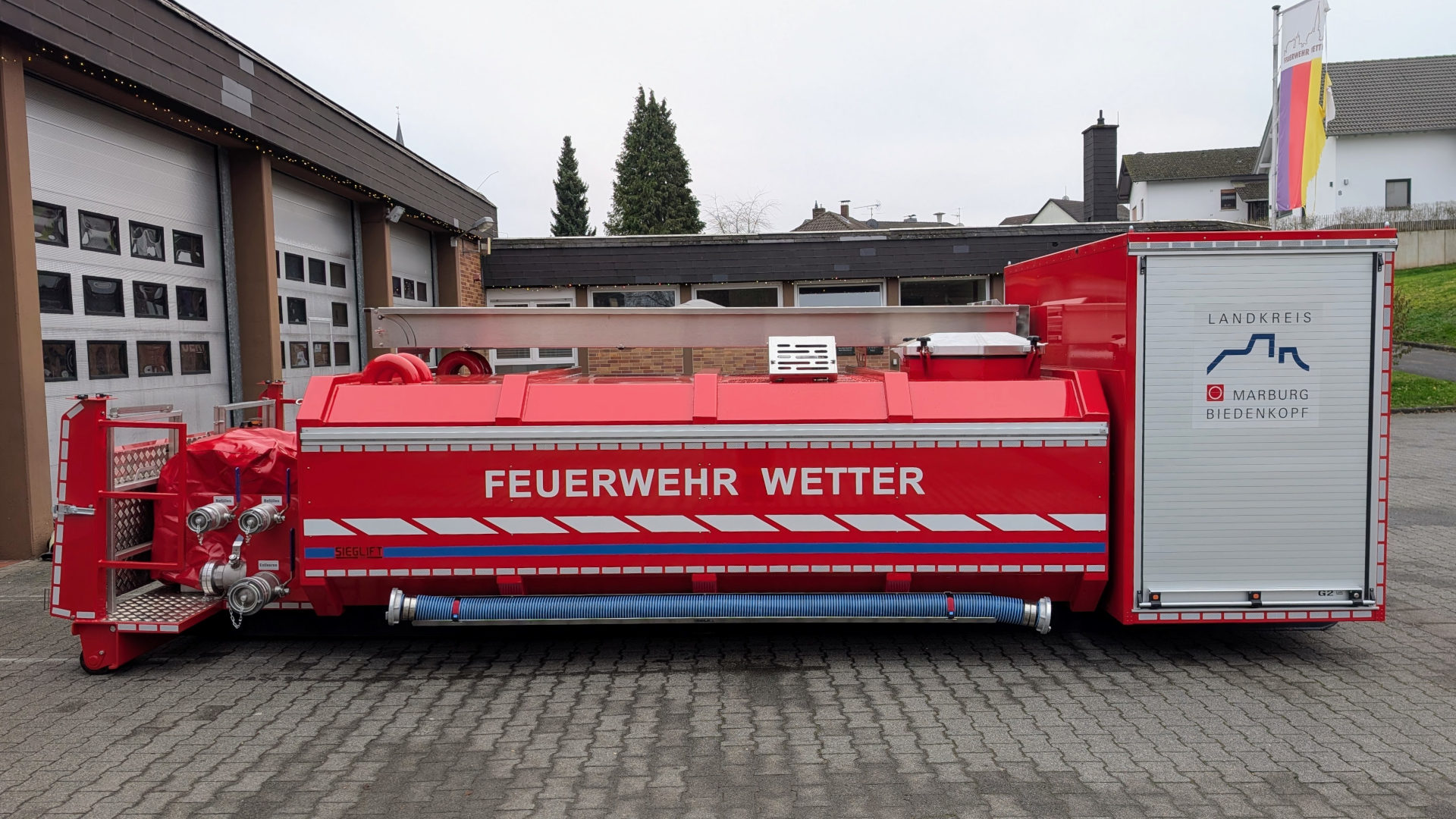 Abrollbehälter Wasser rechts